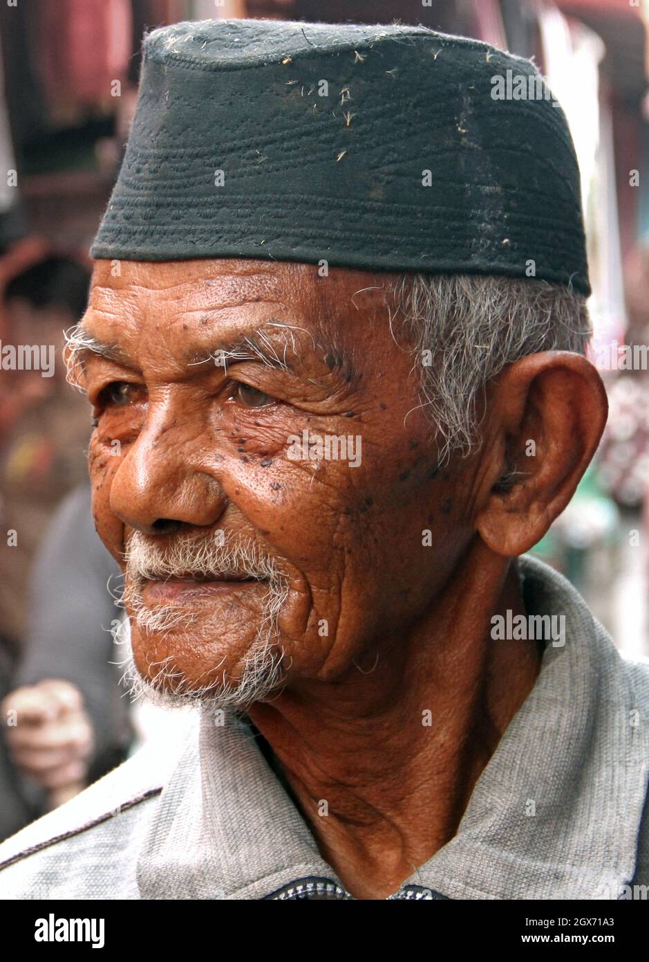 Un anziano uomo Minangkabau con un pizzetto e capelli bianchi che indossa un peci o songkok o un cappello musulmano kopiah a Bukittinggi, West Sumatra, Indonesia. Foto Stock