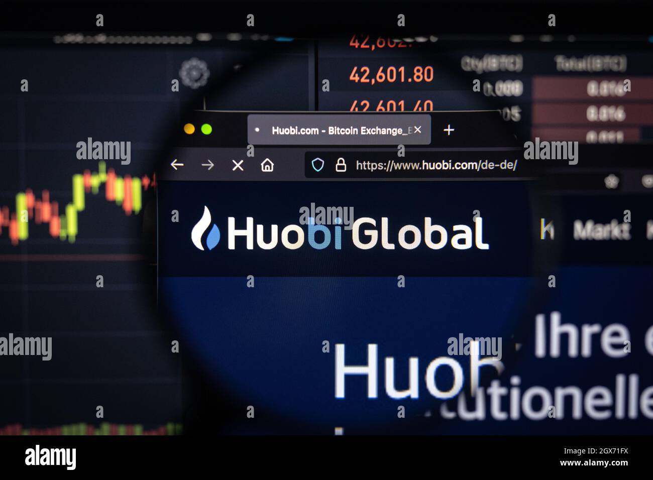 Huobi Global cripto scambio logo su un sito web con blurry sviluppi del mercato azionario in background, visto su uno schermo del computer Foto Stock