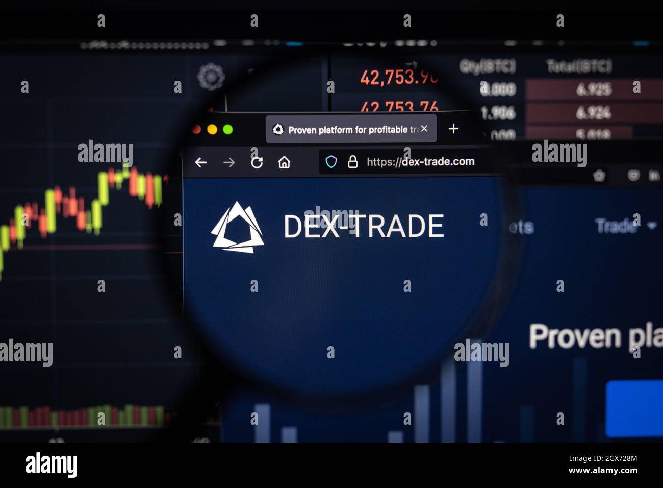 DEX-Trade Company logo su un sito web con blurry di mercato azionario sviluppi in background, visto su uno schermo del computer attraverso una lente d'ingrandimento Foto Stock
