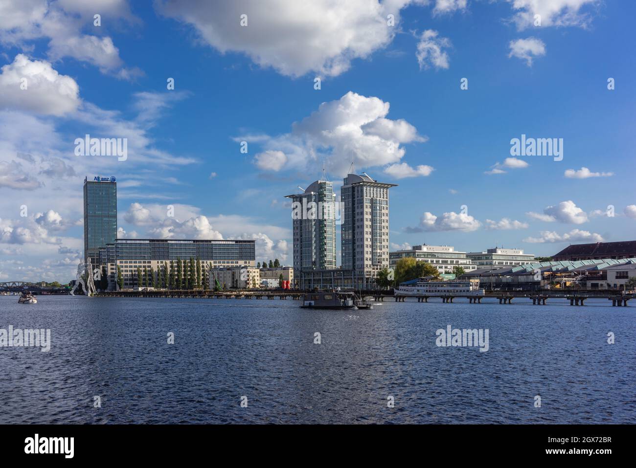 Vista sul fiume Sprea da East Harbour al Treptower and Molecule Man, Berlino Alt Treptow, Germania, Europa Foto Stock