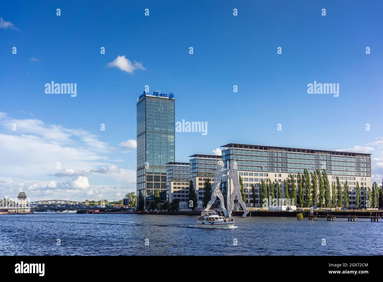 Vista sul fiume Sprea da East Harbour ai Treptower e alla scultura Molecule Man, Berlin Alt Treptow, Germania, Europa Foto Stock