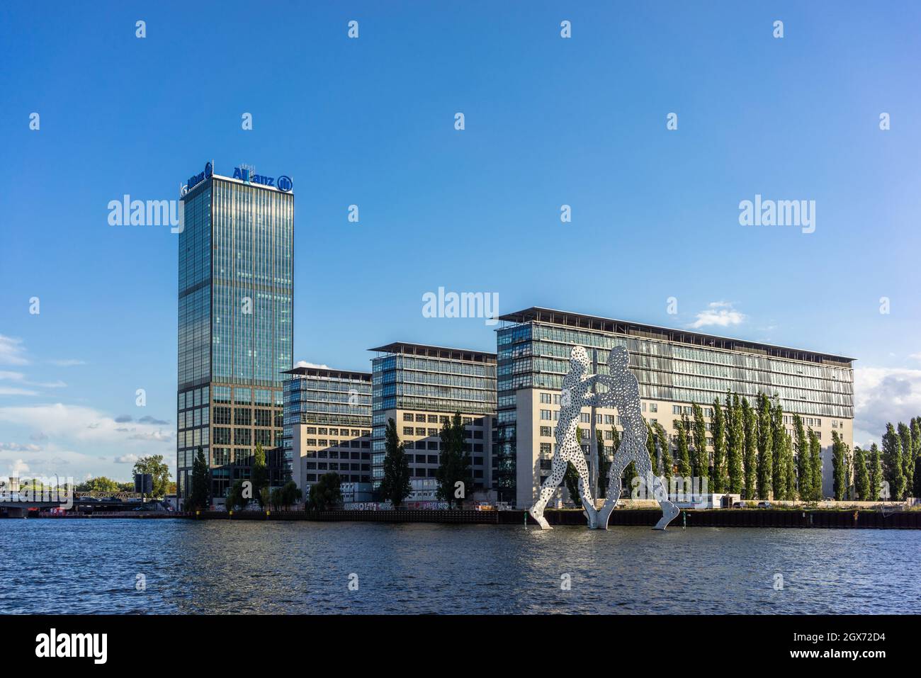 Ammira il fiume Sprea dal porto orientale ai Treptowers e alla scultura Molecule Man, Berlin Alt-Treptow, Germania, Europa Foto Stock