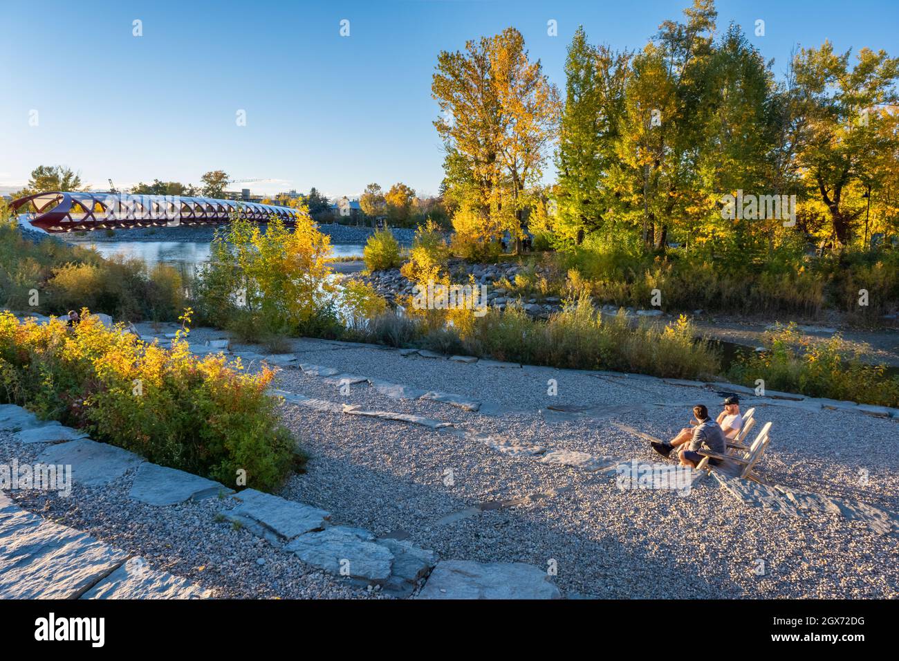 Calgary, Alberta, Canada - 27 settembre 2021: Ponte della Pace e le rive del fiume Bow nella stagione autunnale Foto Stock