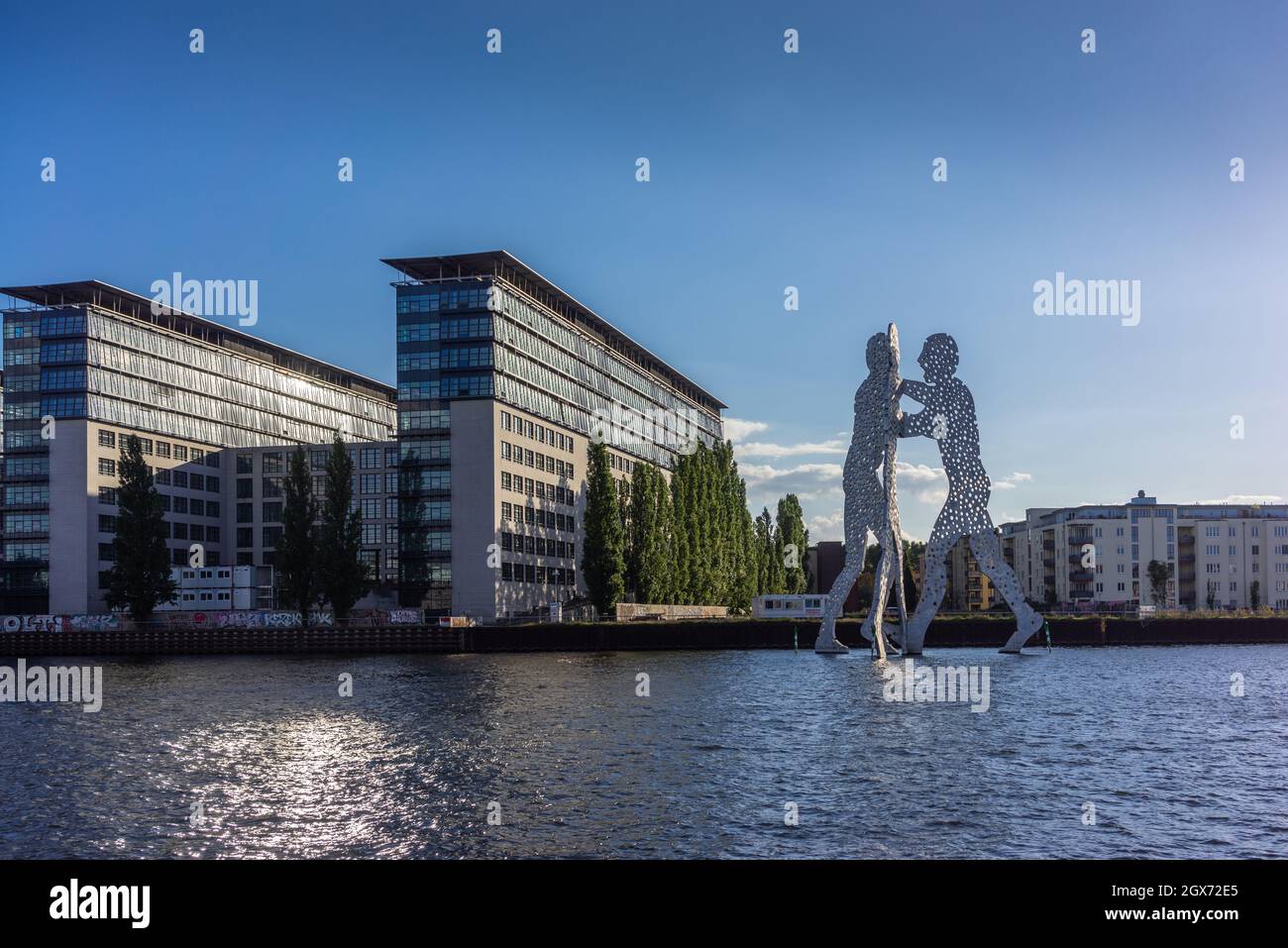 Vista sul fiume Sprea da East Harbour ai Treptower e alla scultura Molecule Man, Berlin Alt Treptow, Germania, Europa Foto Stock