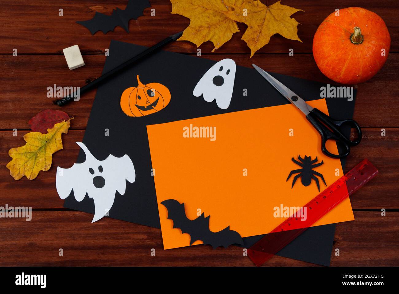 Halloween DIY. Decorazioni per le vacanze. Zucche carine e fantasmi di carta. Foto Stock