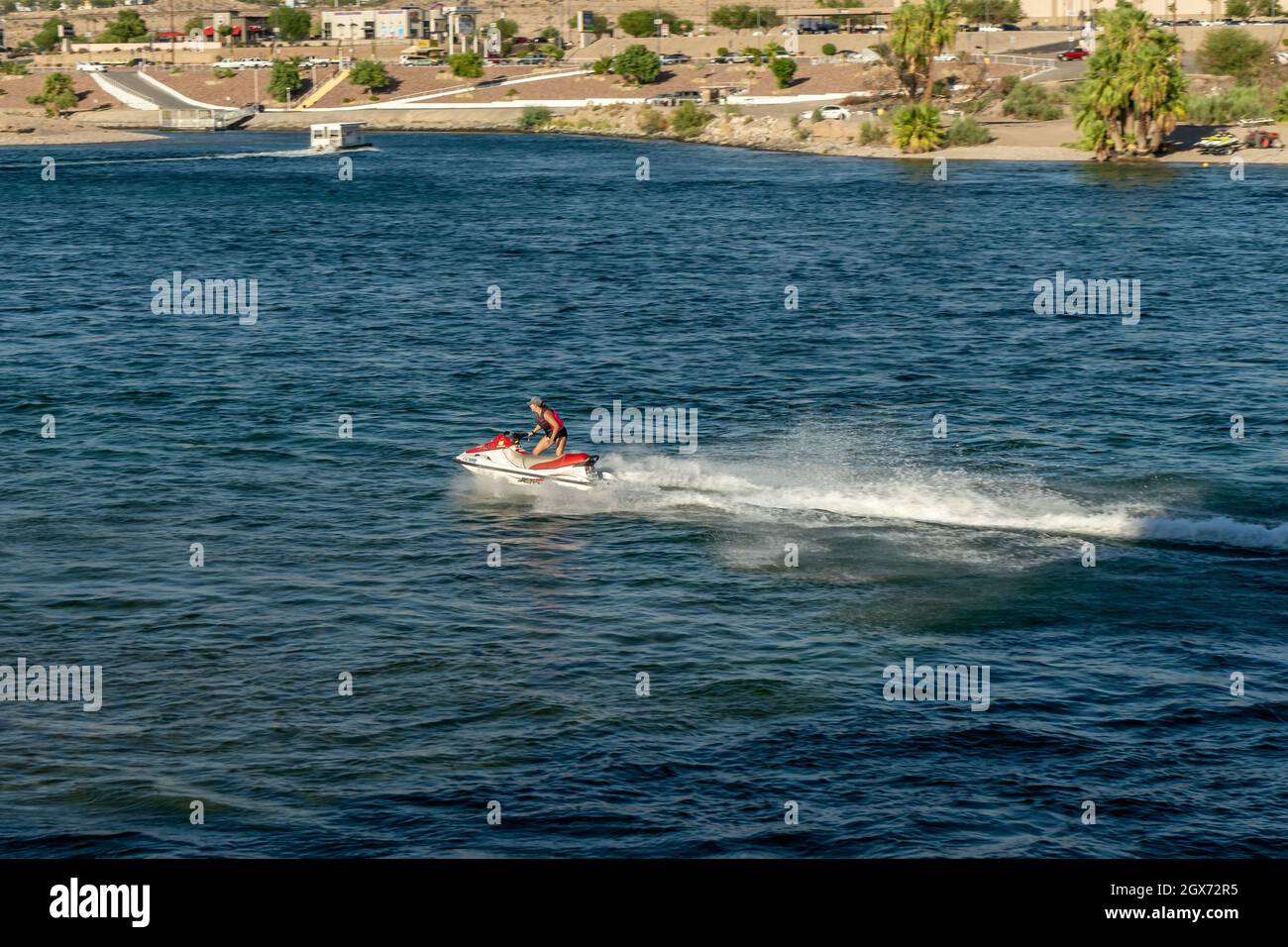 Laughlin, NV, USA – 27 agosto 2021: Una persona in piedi mentre guida un jet ski sul fiume Colorado a Laughlin, Nevada. Foto Stock
