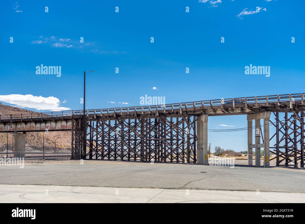 Barstow, CA, USA – 3 luglio 2021: Vista parziale del vecchio First Avenue Bridge a Barstow, California. Foto Stock