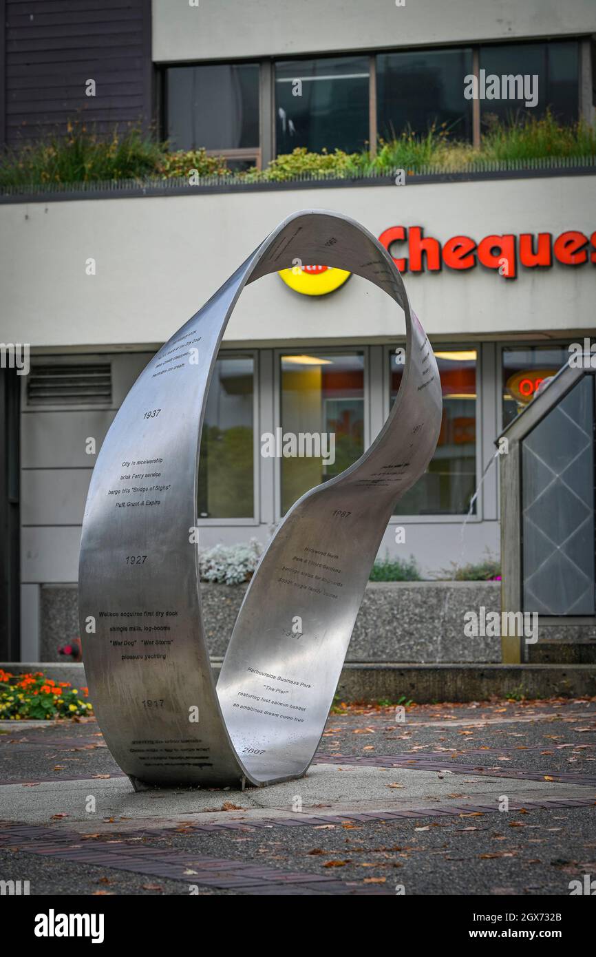 Continuum, scultura Mobius in acciaio inossidabile, di Katherine Kerr, Civic Plaza, North Vancouver, British Columbia, Canada Foto Stock