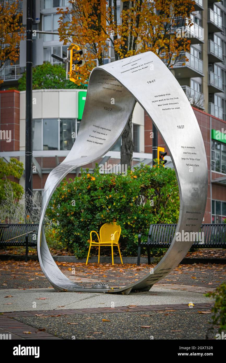 Continuum, scultura Mobius in acciaio inossidabile, di Katherine Kerr, Civic Plaza, North Vancouver, British Columbia, Canada Foto Stock