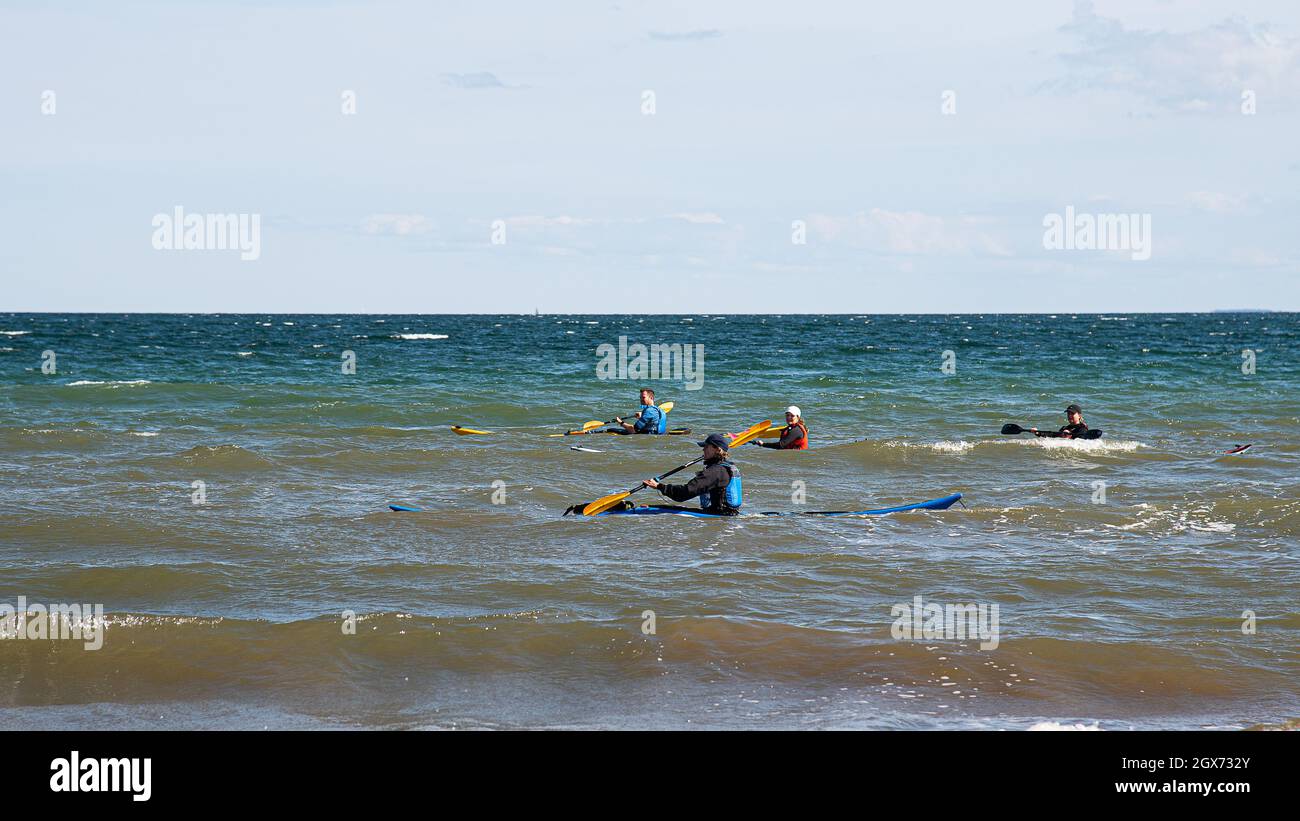 Una squadra di pedalatori sull'oceano con onde alte, Vejle, Danimarca, 31 agosto 2021 Foto Stock