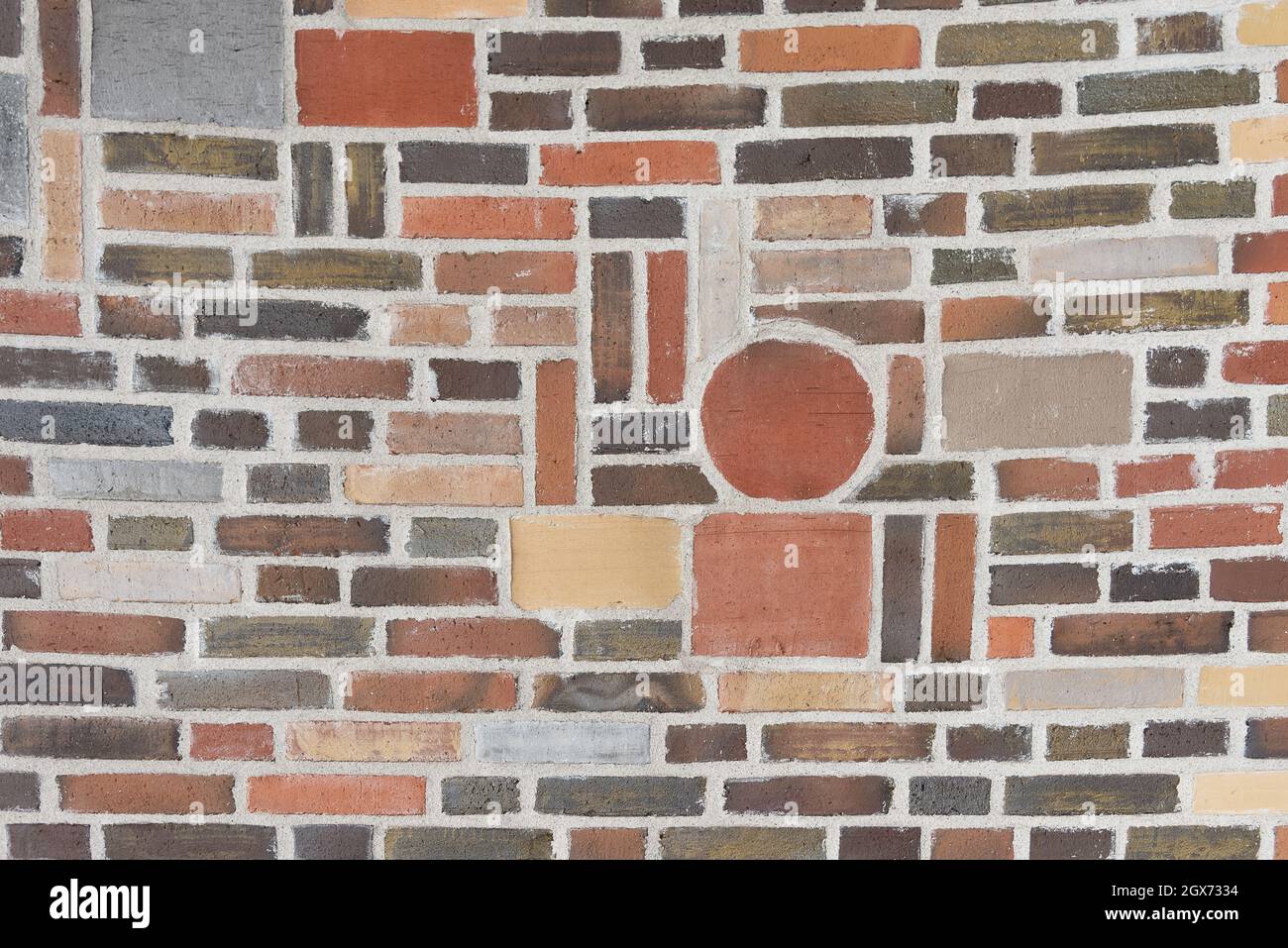 Pietre uniche nel brickwall di fjordenhus nell'insenatura del porto di Vejle, Danimarca, 7 settembre 2021 Foto Stock
