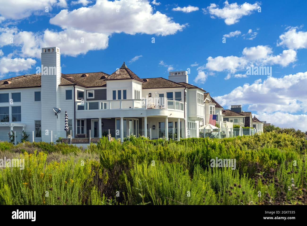Newport Beach, California, USA – 12 agosto 2021: Splendide case in stile Cape Cod nella zona di Castaways Park a Newport Beach, California. Foto Stock