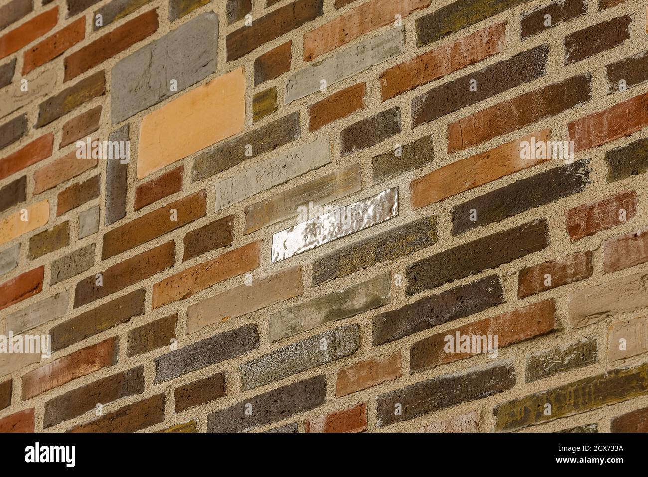 Pietra d'argento nel muro di mattoni di fjordenhus nell'insenatura del porto di Vejle, Danimarca, 7 settembre 2021 Foto Stock