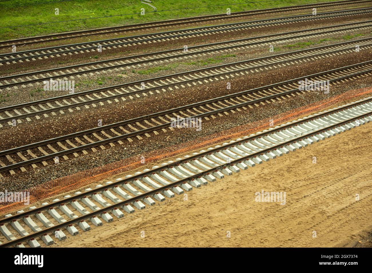 Ferrovia in estate. Linea di trasporto per treni. Rotaie e traversine in Russia. Nuova linea della metropolitana di superficie. Foto Stock