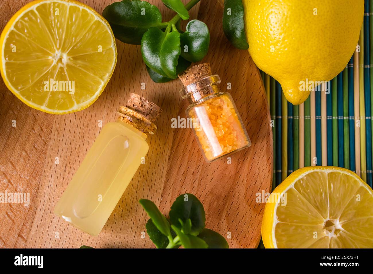 Prodotti per la cura e l'aromaterapia con olio di limone. Relax e medicina alternativa. Cosmetici ecologici. Foto Stock