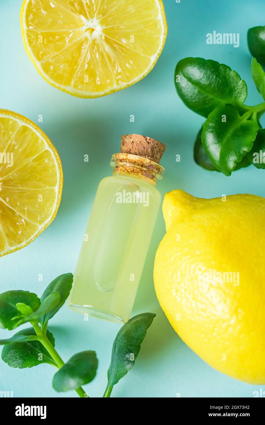 Cosmetici biologici con olio di limone. Prodotti Spa su sfondo blu. Posiziona per il testo. Foto Stock