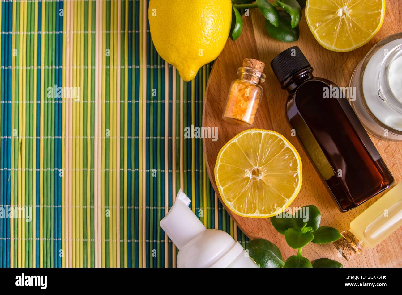 Spa e prodotti aromaterapici con olio di limone. Relax e medicina alternativa. Cosmetici ecologici. Posiziona per testo Foto Stock