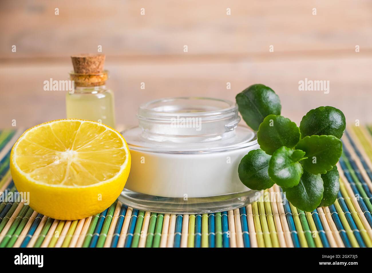 Prodotti per la cura e l'aromaterapia con olio di limone. Relax e medicina alternativa. Cosmetici ecologici. Foto Stock
