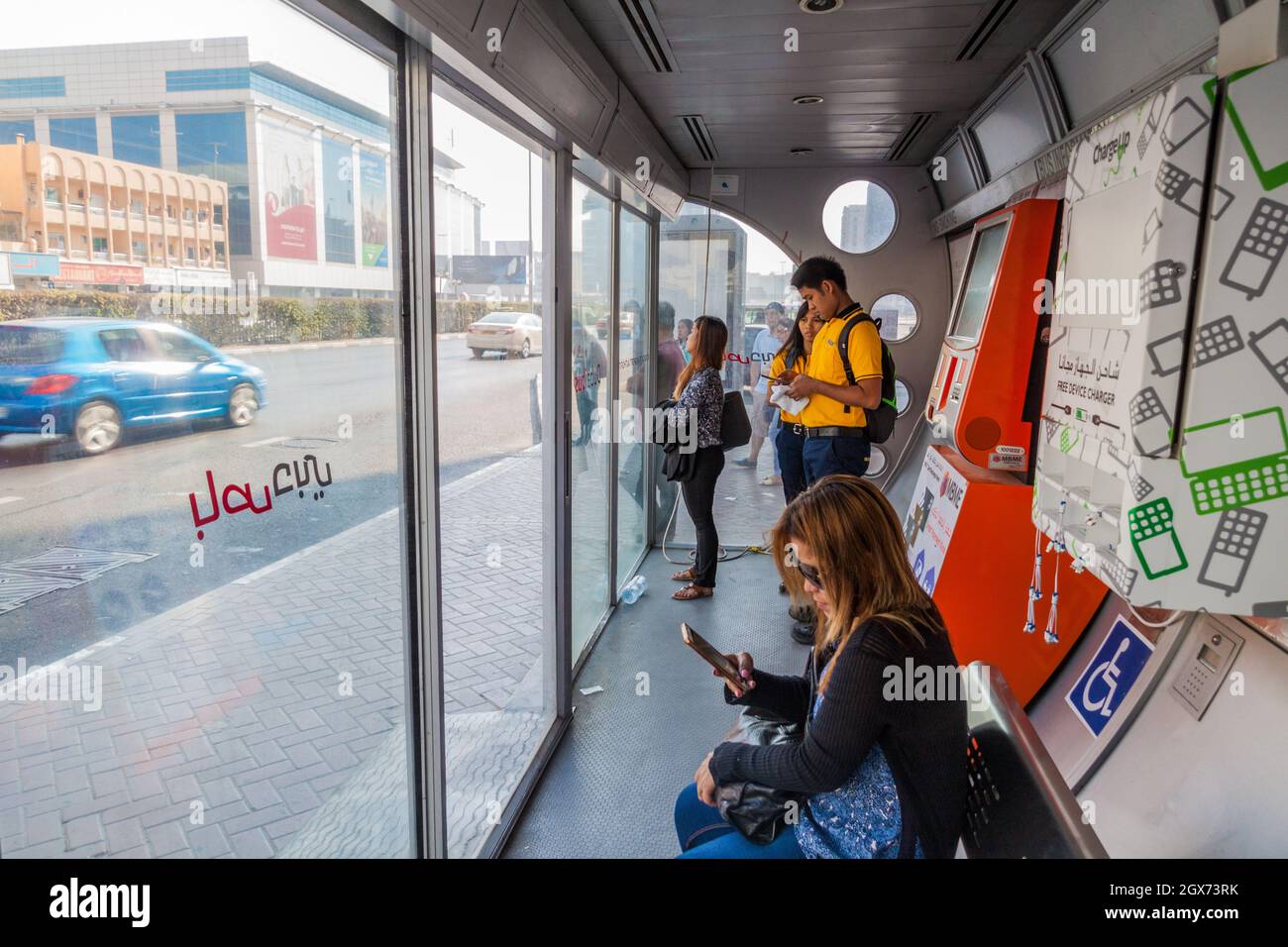 DUBAI, Emirati Arabi Uniti - 21 OTTOBRE 2016: Fermata dell'autobus con aria condizionata a Dubai, Emirati Arabi Uniti Foto Stock