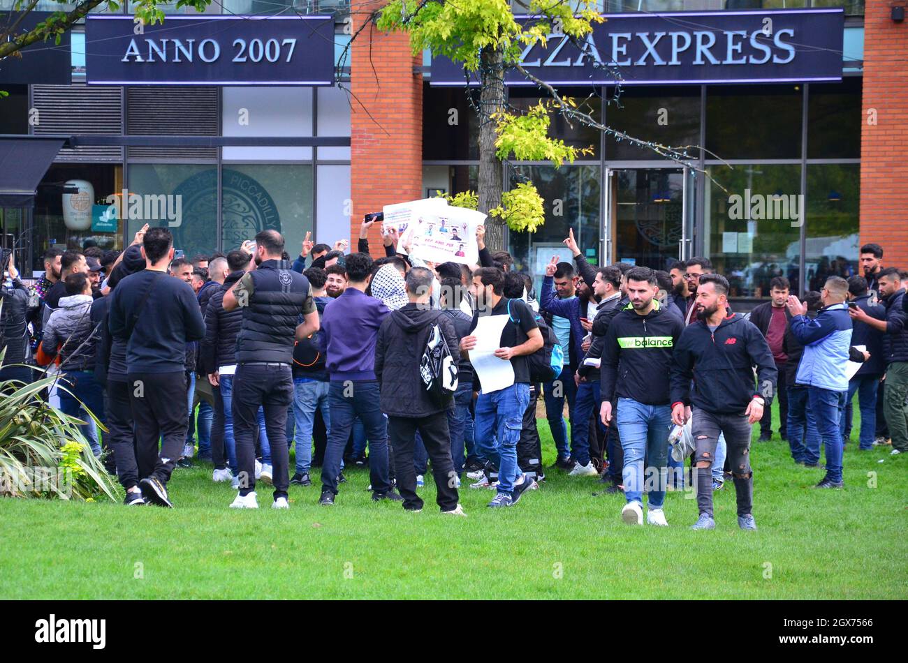 Manchester, Regno Unito, 4 ottobre 2021. La protesta della comunità curda di Manchester a Piccadilly Gardens, Manchester, Regno Unito, chiede la fine degli omicidi dei giornalisti curdi. Credit: Terry Waller/Alamy Live News Foto Stock