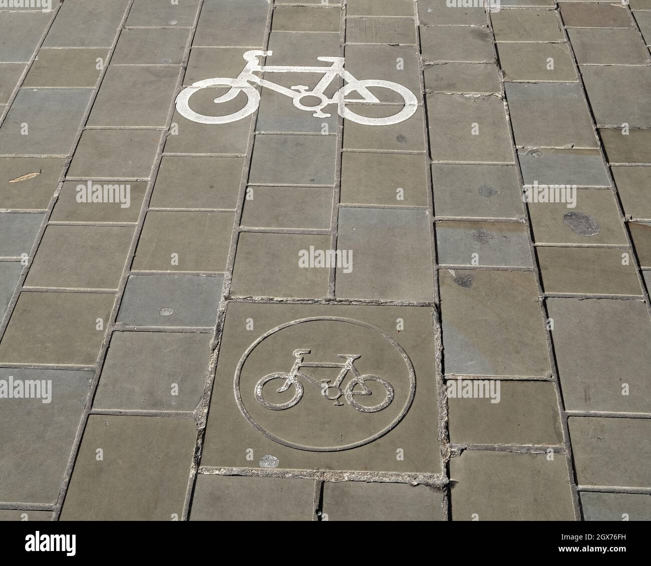 Settembre 2021 - marcature ciclabile nei marciapiedi della città di Bristol, Inghilterra, Regno Unito. Foto Stock