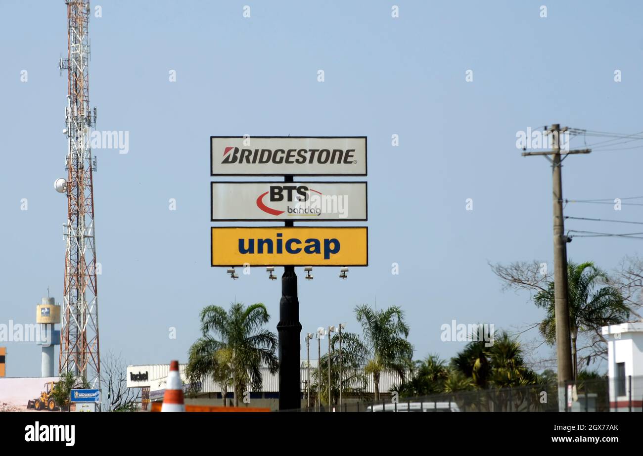 Settembre 12, 2021. Campinas, SP, Brasile. Logo Bridgestone multi National Tire Manufacturer in un negozio. Foto Stock