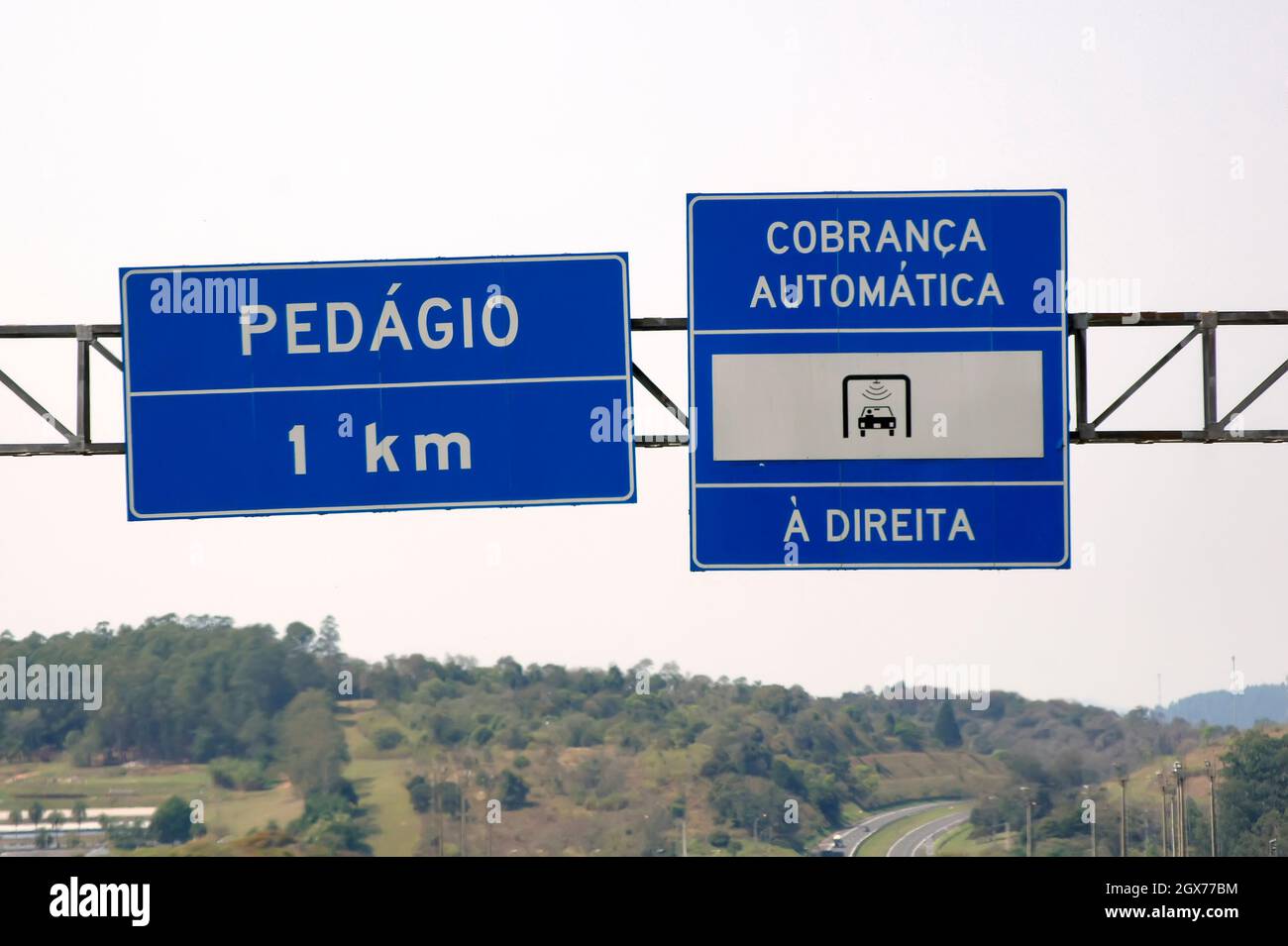 Cartelli stradali sull'autostrada, scritti in portoghese, Brasile. Foto Stock