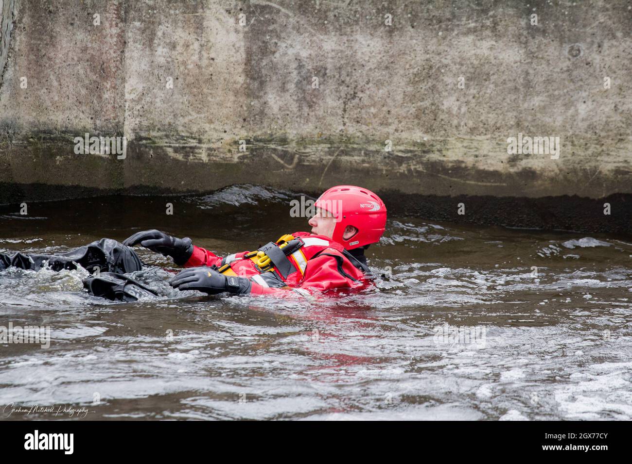 Tyne and Wear Fire and Rescue Service addestramento dei pompieri al Tees Barrage per il salvataggio delle acque Foto Stock