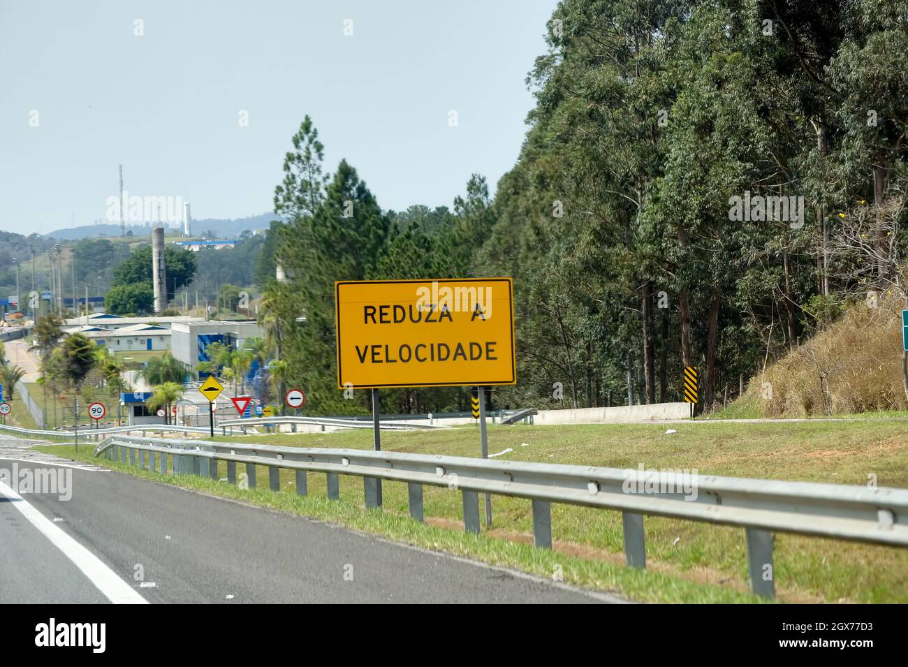 Cartello sull'autostrada in portoghese in Brasile: 'Ridurre la velocità'. Foto Stock