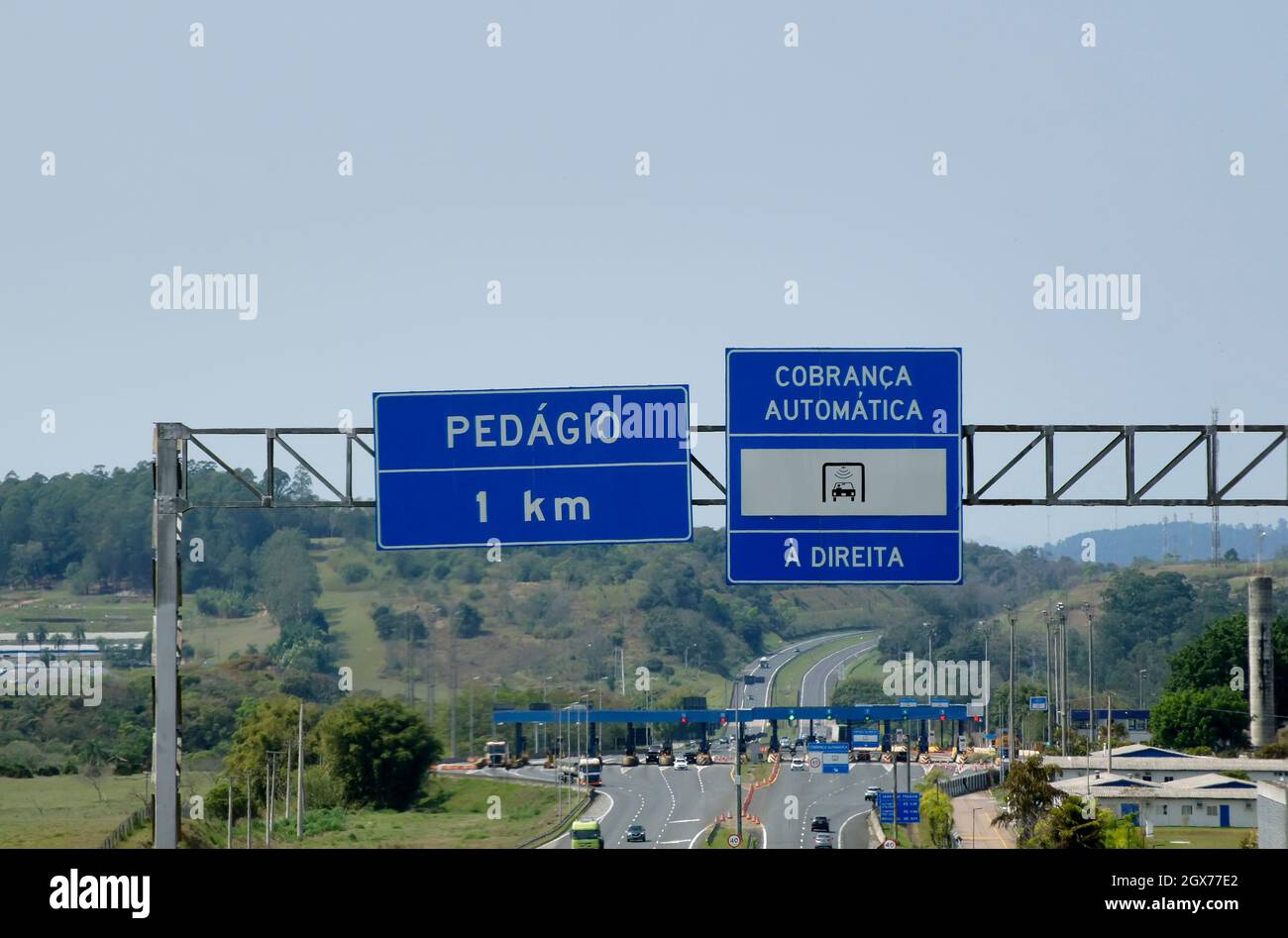 Cartelli stradali sull'autostrada, scritti in portoghese, Brasile. Foto Stock