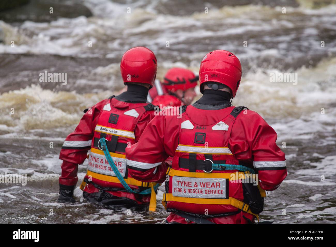 Tyne and Wear Fire and Rescue Service addestramento dei pompieri al Tees Barrage per il salvataggio delle acque Foto Stock