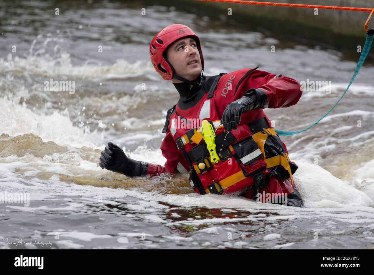 Tyne and Wear Fire and Rescue Service addestramento dei pompieri al Tees Barrage per il salvataggio delle acque Foto Stock