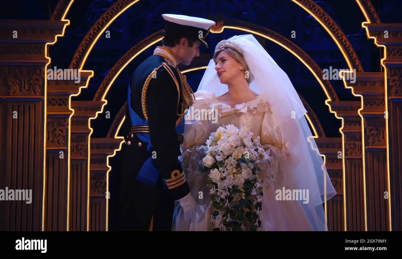 DIANA: IL MUSICAL, (alias DIANA), da sinistra: Roe Hartrampf come Principe Carlo, Jeanna de Waal come Principessa Diana, 2021. © Netflix / Courtesy Everett Collection Foto Stock