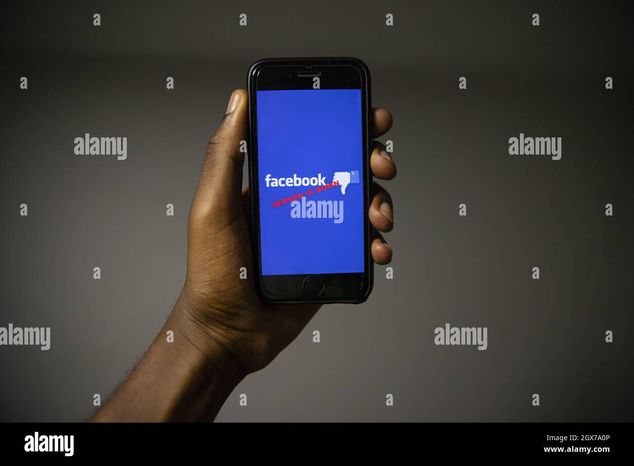 Smartphone con il logo Facebook e la frase: "Server non disponibile". Facebook ha problemi e non funziona Foto Stock