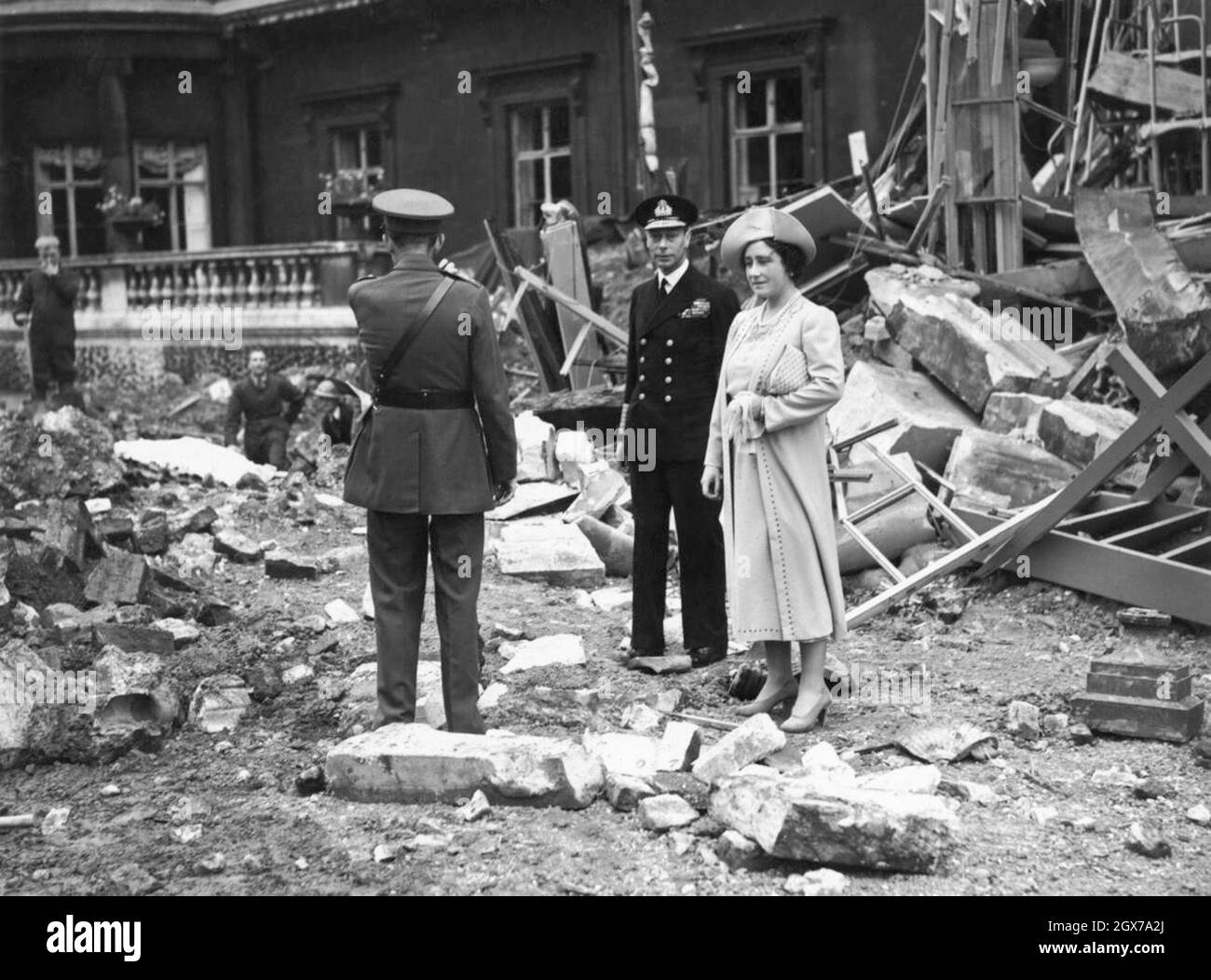 Re Giorgio VI e la Regina Elisabetta (la Regina Madre) che guardano i danni a Buckingham Palace durante il London Blitz nel 1940 Foto Stock