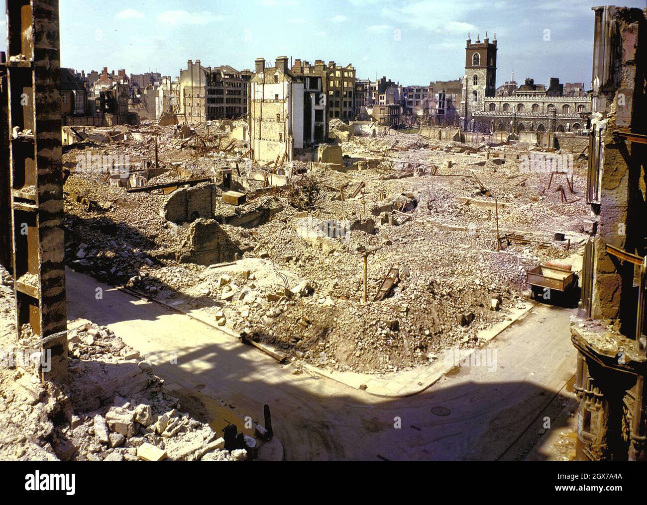 Una foto a colori di Londra bombardata durante il Blitz Foto Stock