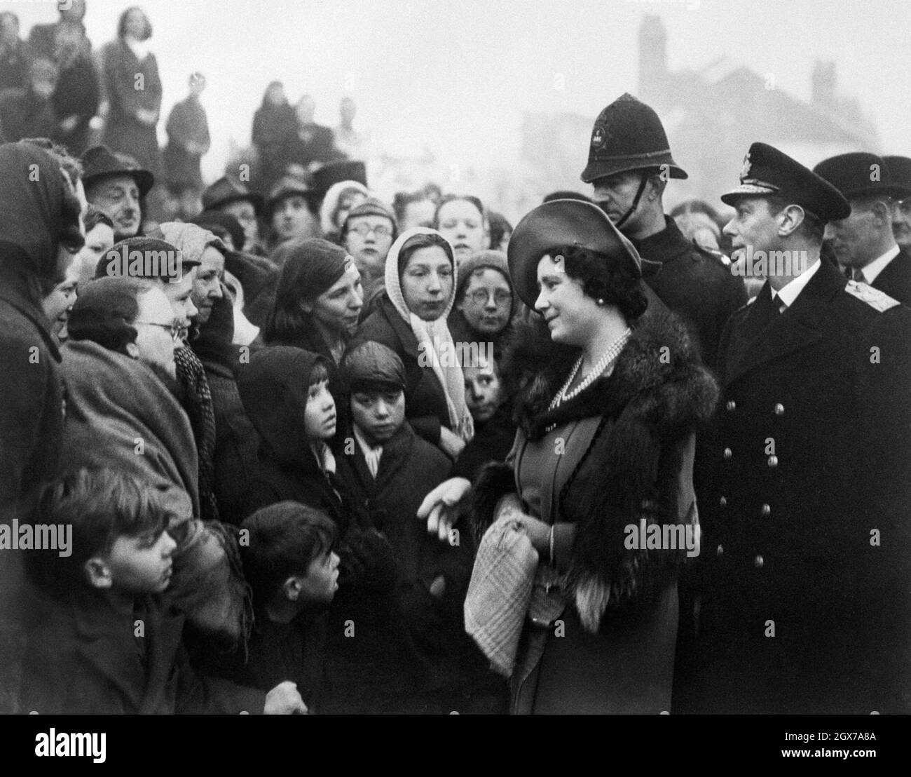 Re Giorgio VI e la Regina Elisabetta (la Regina Madre) visitano le persone rimaste senza tetto dopo le incursioni dei bombardamenti nazisti, il 1941 gennaio Foto Stock