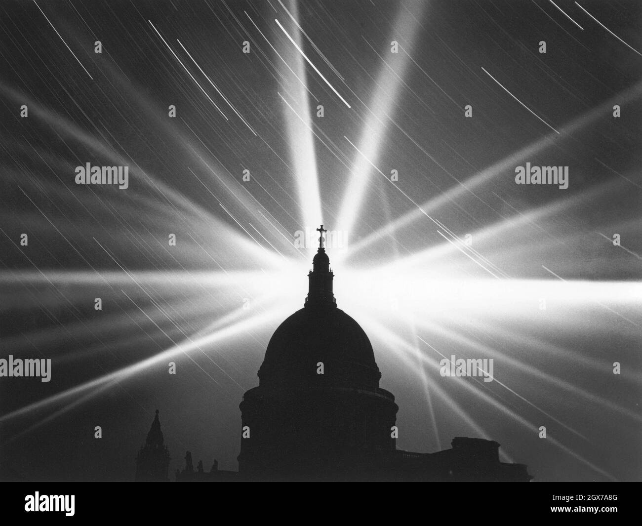 Cattedrale di St Paul a Londra circondata da proiettori antiaerei durante il Blitz nel 1940/1941 Foto Stock