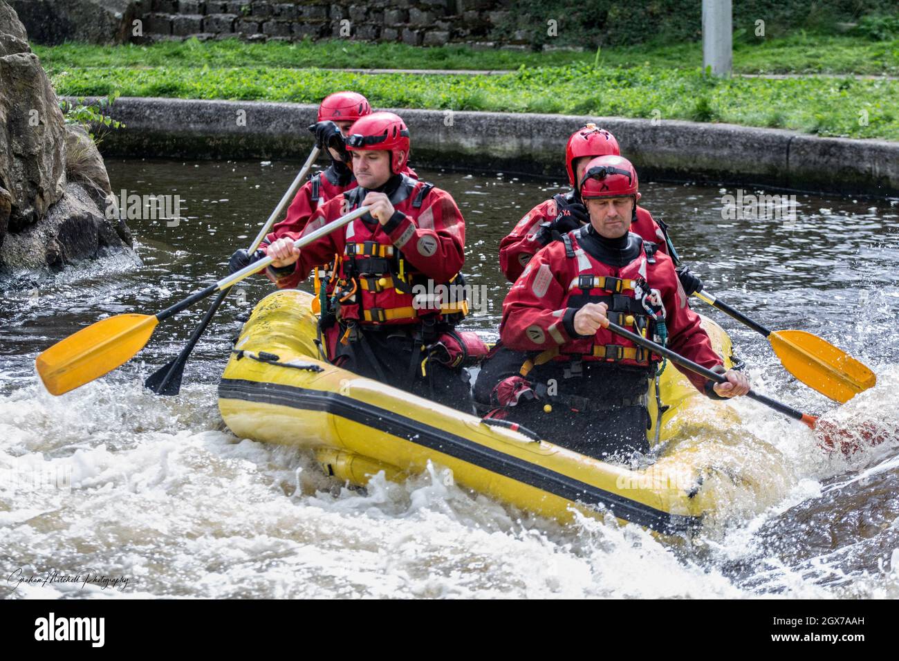 Tyne and Wear Fire and Rescue Service addestramento dei pompieri al Tees Barrage per il salvataggio delle acque Foto Stock