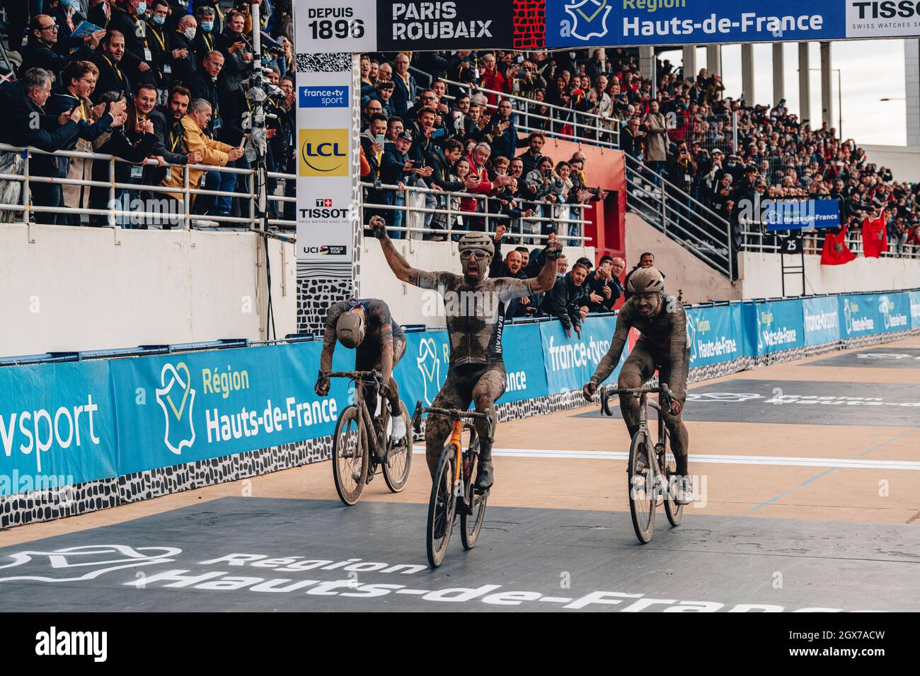 3 ottobre 2021, Parigi–Tour in bicicletta di Roubaix Mens; Sonny Colbrelli durante la Parigi–Roubaix, famosa per il suo corso di acciottolato irregolare. Foto Stock