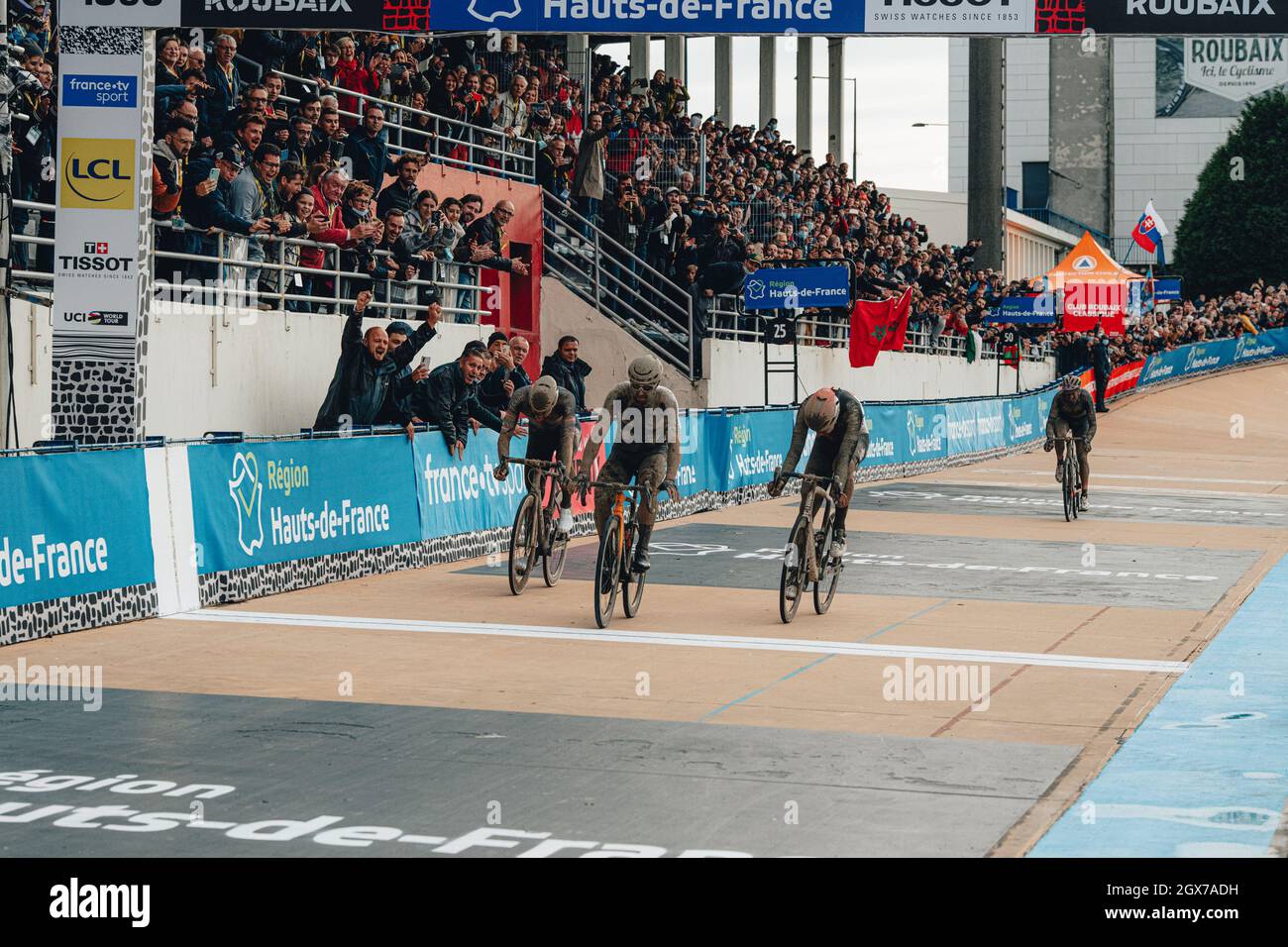3 ottobre 2021, Parigi–Tour in bicicletta di Roubaix Mens; Sonny Colbrelli durante la Parigi–Roubaix, famosa per il suo corso di acciottolato irregolare. Foto Stock