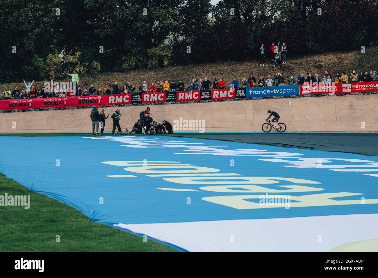 3 ottobre 2021, Parigi–Tour in bicicletta di Roubaix Mens; Sonny Colbrelli. Festeggia durante la Parigi–Roubaix, famosa per il suo corso di ciottoli irregolare. Foto Stock