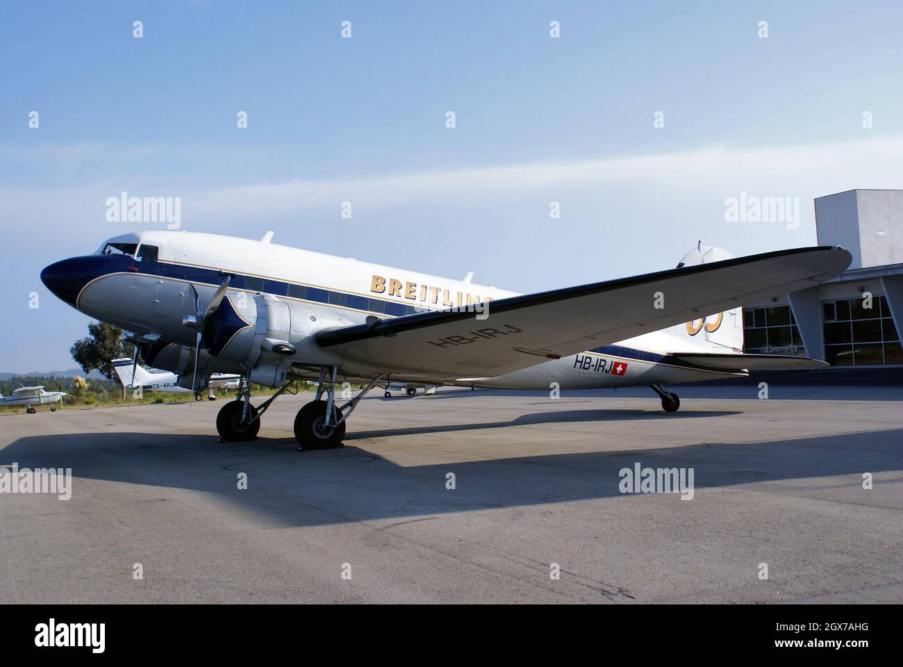 Settembre 13, 2009. Porto, Portogallo. Breitling Douglas DC-3 (HB-IRJ) aereo passeggeri che vola nella gara d'aria Red Bull. Foto Stock