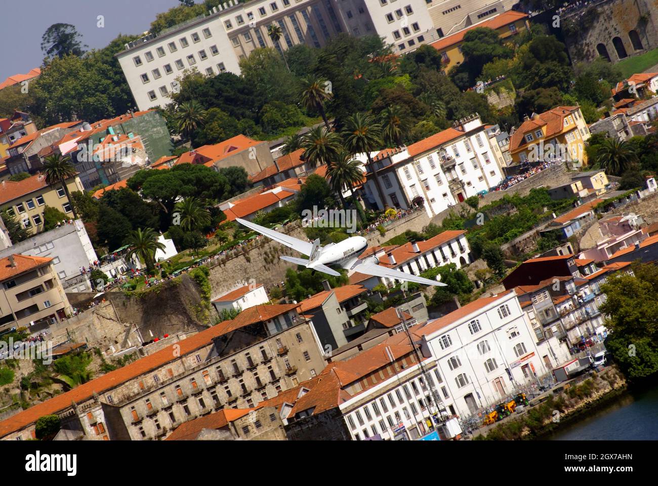 Settembre 13, 2009. Porto, Portogallo. Breitling Douglas DC-3 (HB-IRJ) aereo passeggeri che vola nella gara d'aria Red Bull. Foto Stock