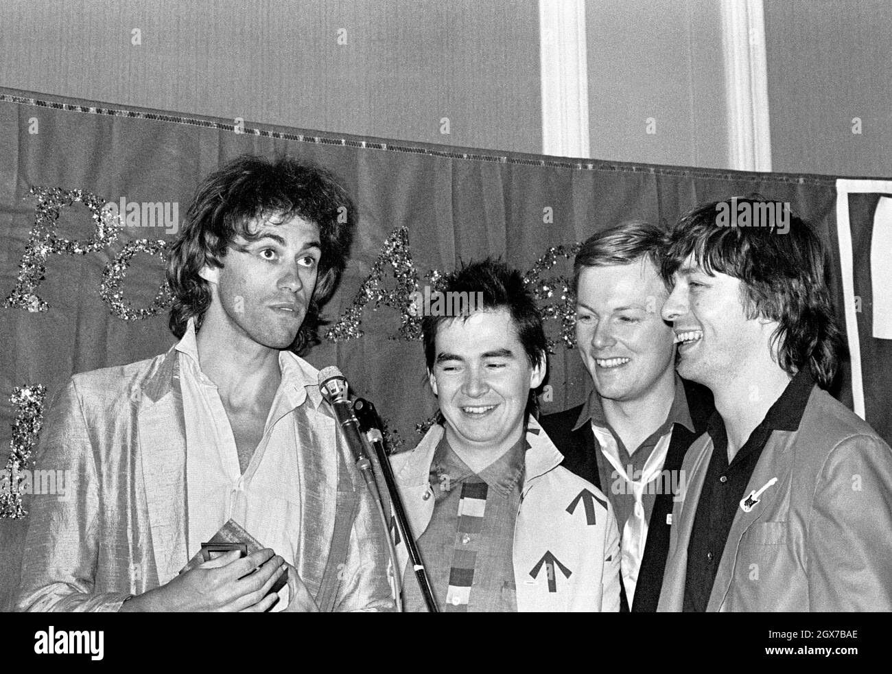 La band rock irlandese The Boomtown Rats ha ricevuto un premio in occasione di una cerimonia di premiazione dei vincitori del sondaggio Melody Maker nel novembre 1979. Il cantante Bob Geldof, KBE è sulla sinistra. Foto Stock