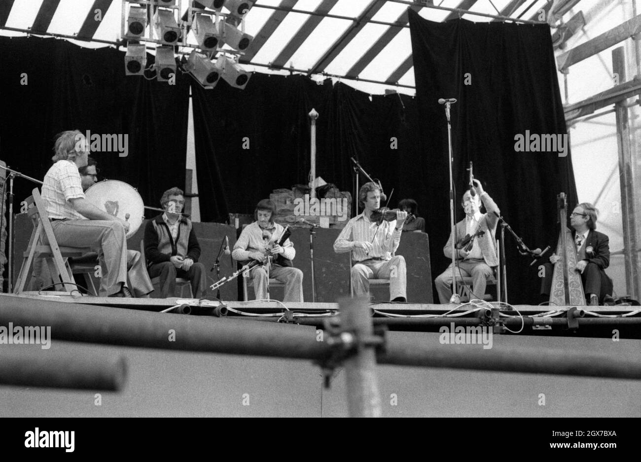 La band folk irlandese The Chieftains ha suonato il 25 luglio 1976 al festival folk di luglio Wakes a Chorley, nel Lancashire, Inghilterra. Foto Stock