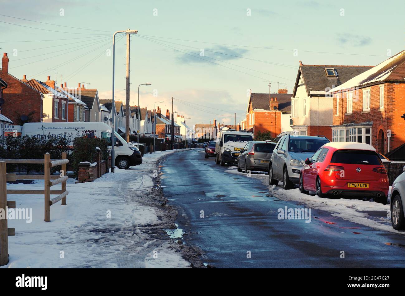 Snow Cleared Park Road in periferia in un pomeriggio di sole durante l'inverno a BOSTON Lincolnshire, Foto Stock