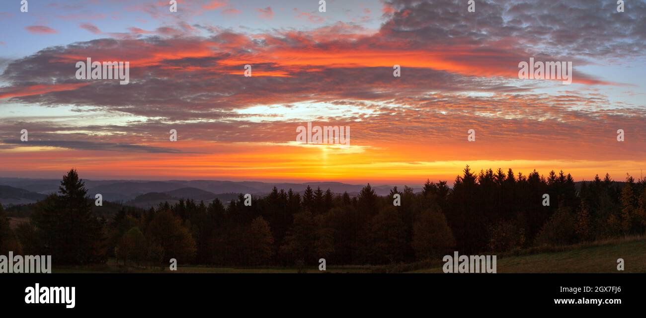 La sera, vista del tramonto sul bellissimo cielo con le nuvole rosse da Altopiano boemo e moravo Foto Stock