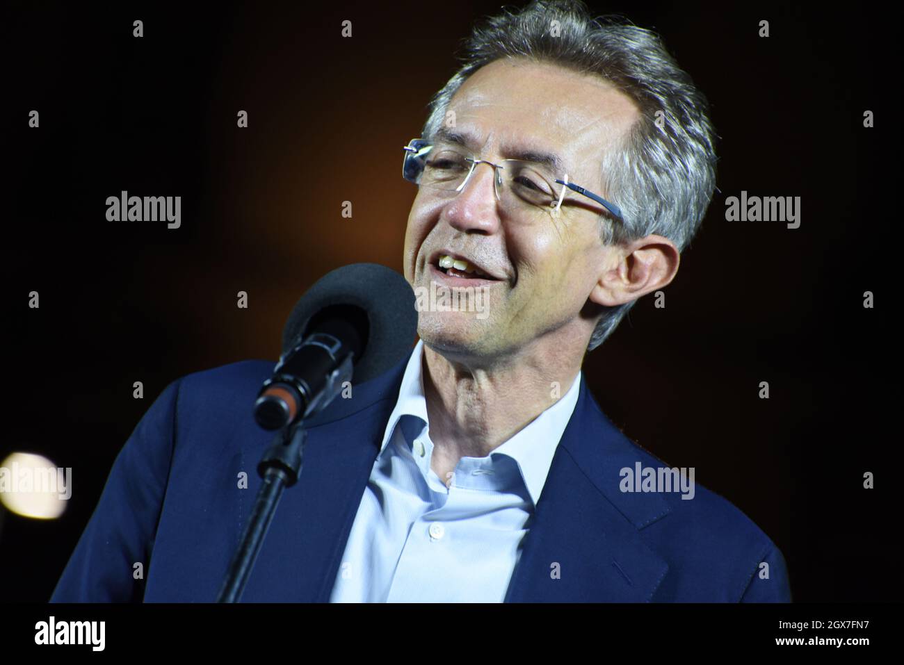 Napoli, Italia. 4 ottobre 2021. Gaetano Manfredi, nuovo Sindaco di Napoli, celebra con i suoi sostenitori sotto Palazzo San Giacomo, sede del comune di Napoli, dopo di che la sua coalizione elettorale di sinistra ha vinto le elezioni amministrative. (Foto di Pasquale Gargano/Pacific Press) Credit: Pacific Press Media Production Corp./Alamy Live News Foto Stock
