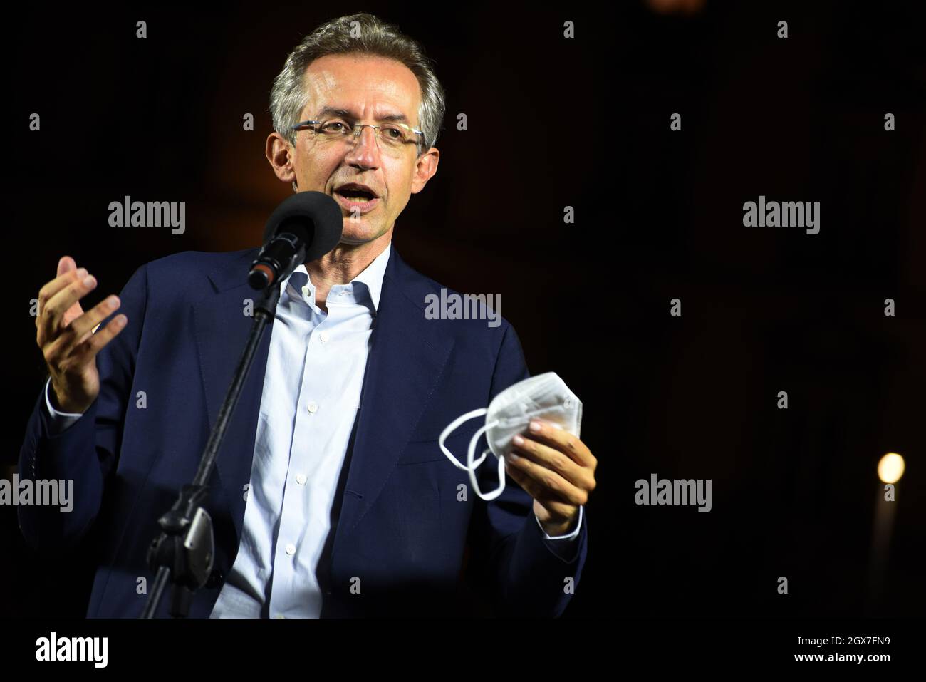 Napoli, Italia. 4 ottobre 2021. Gaetano Manfredi, nuovo Sindaco di Napoli, celebra con i suoi sostenitori sotto Palazzo San Giacomo, sede del comune di Napoli, dopo di che la sua coalizione elettorale di sinistra ha vinto le elezioni amministrative. (Foto di Pasquale Gargano/Pacific Press) Credit: Pacific Press Media Production Corp./Alamy Live News Foto Stock